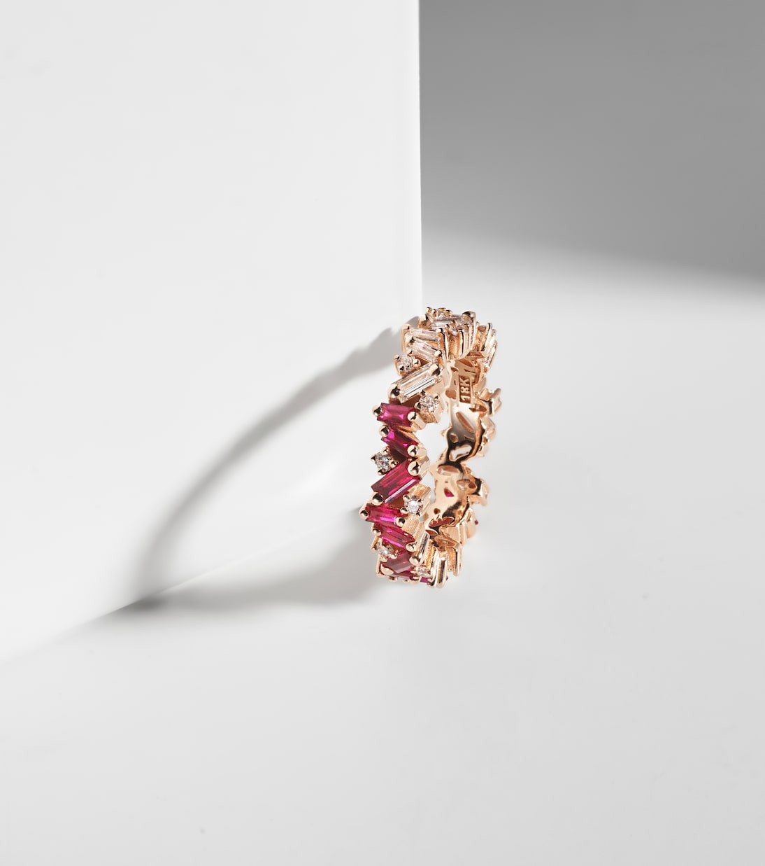Anello in oro 18kt con rubini e diamanti bianchi | Suzanne Kalan