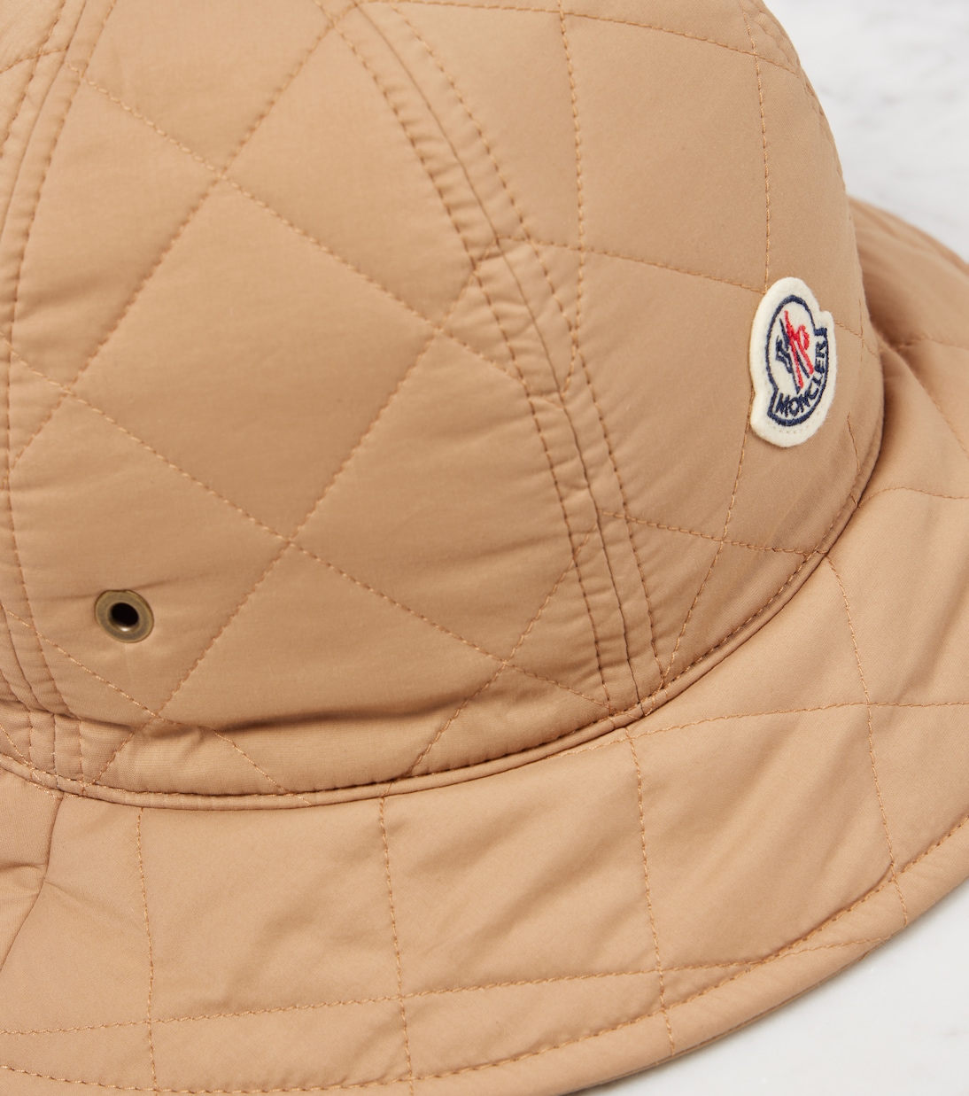 Cappello bucket firmato MONCLER per uno stile giovane e trendy