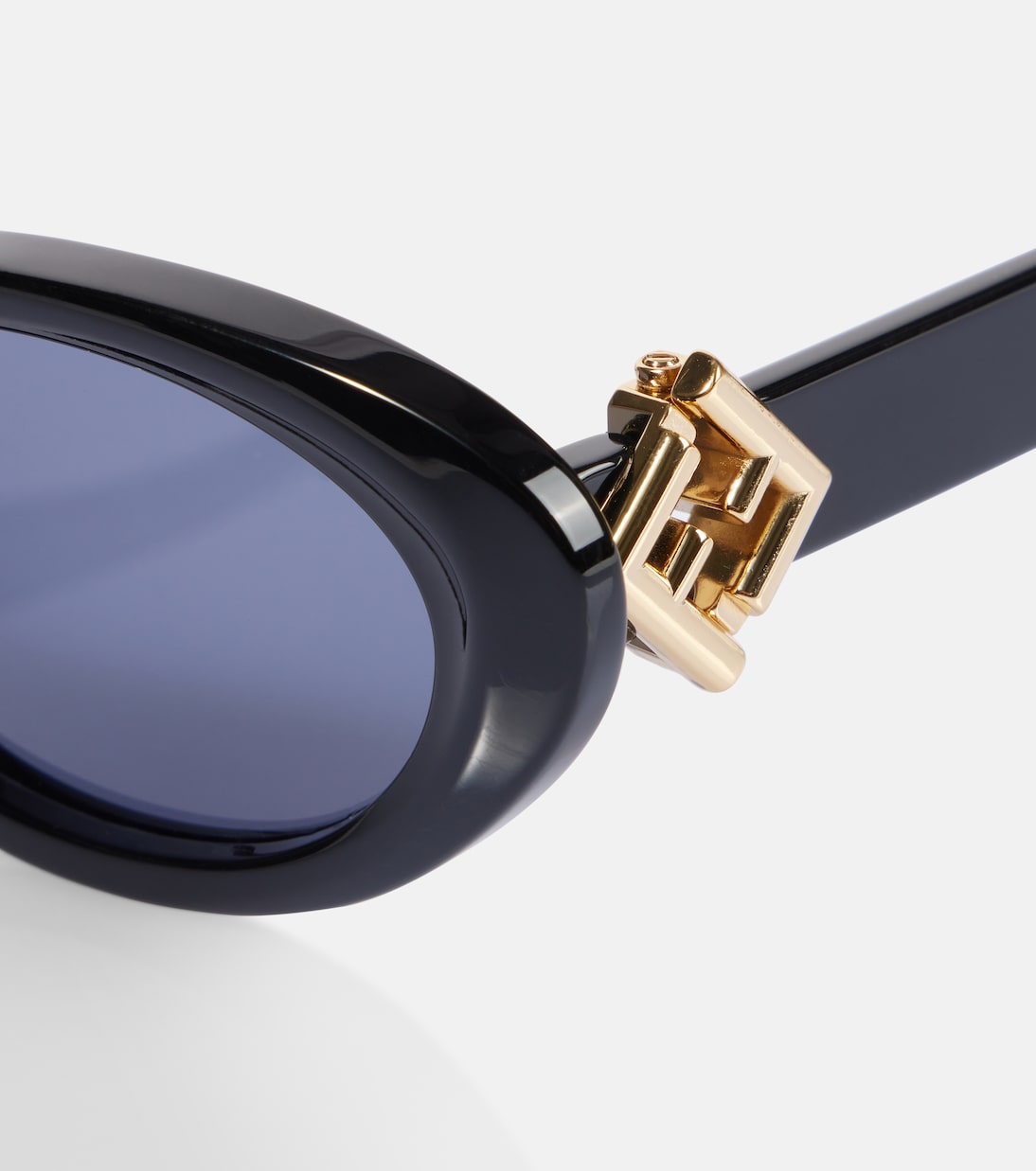 Occhiali da sole FENDI FF Diamonds: stile ovale per giovani trendsetter