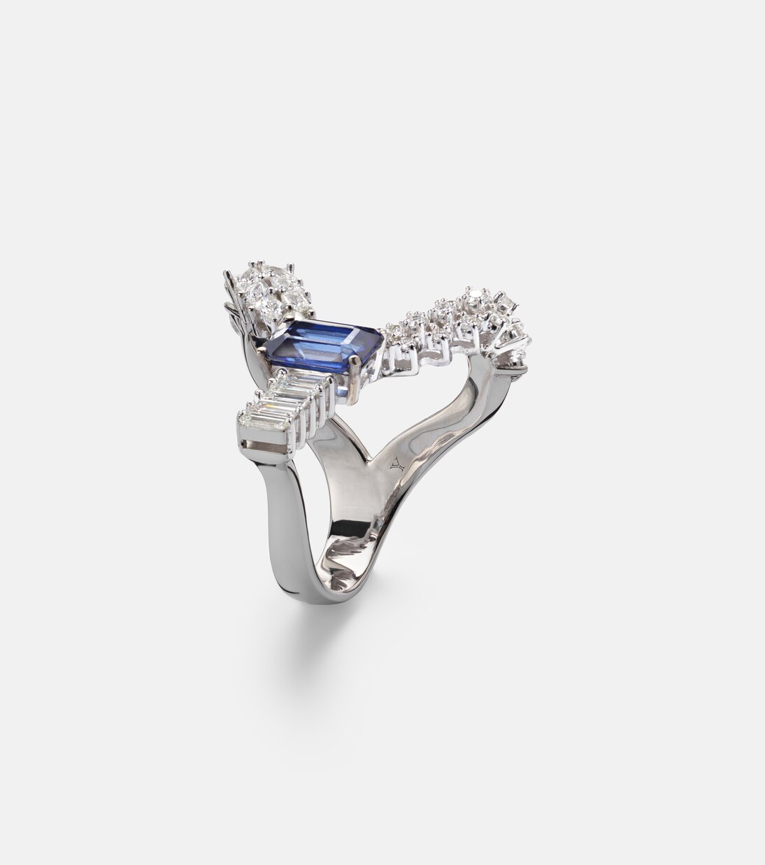 Reign Supreme 18kt white gold ring with sapphire and diamonds | Yeprem