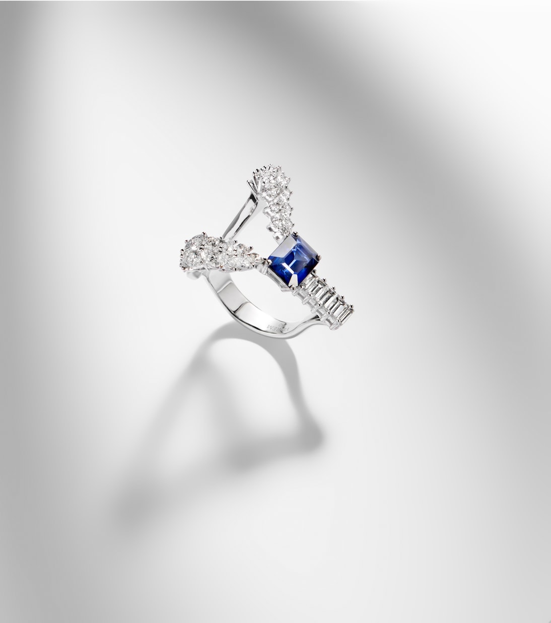 Ring Reign Supreme aus 18kt Weißgold mit Diamanten und Saphir | Yeprem