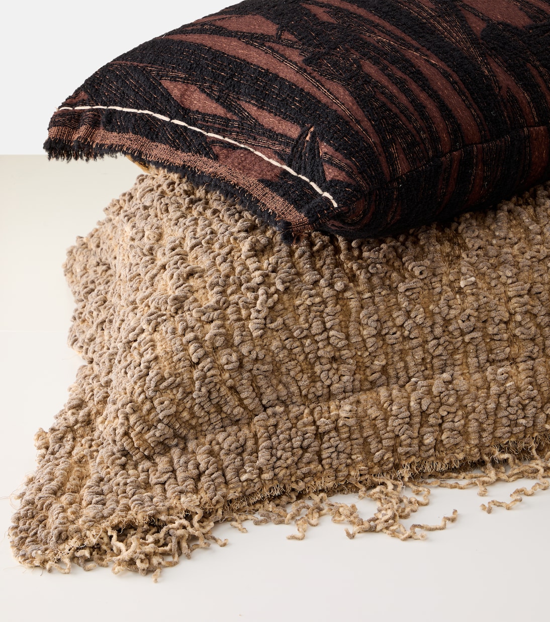 Cuscino Ciria in misto cotone con ricamo | The House of Lyria