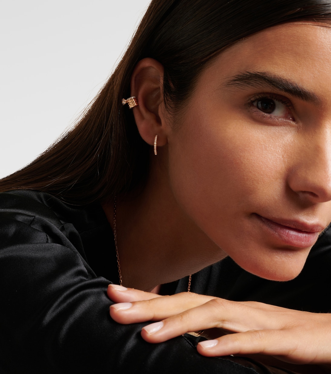 Orecchino avvolgente in oro rosa 18kt con diamanti, design moderno per giovani