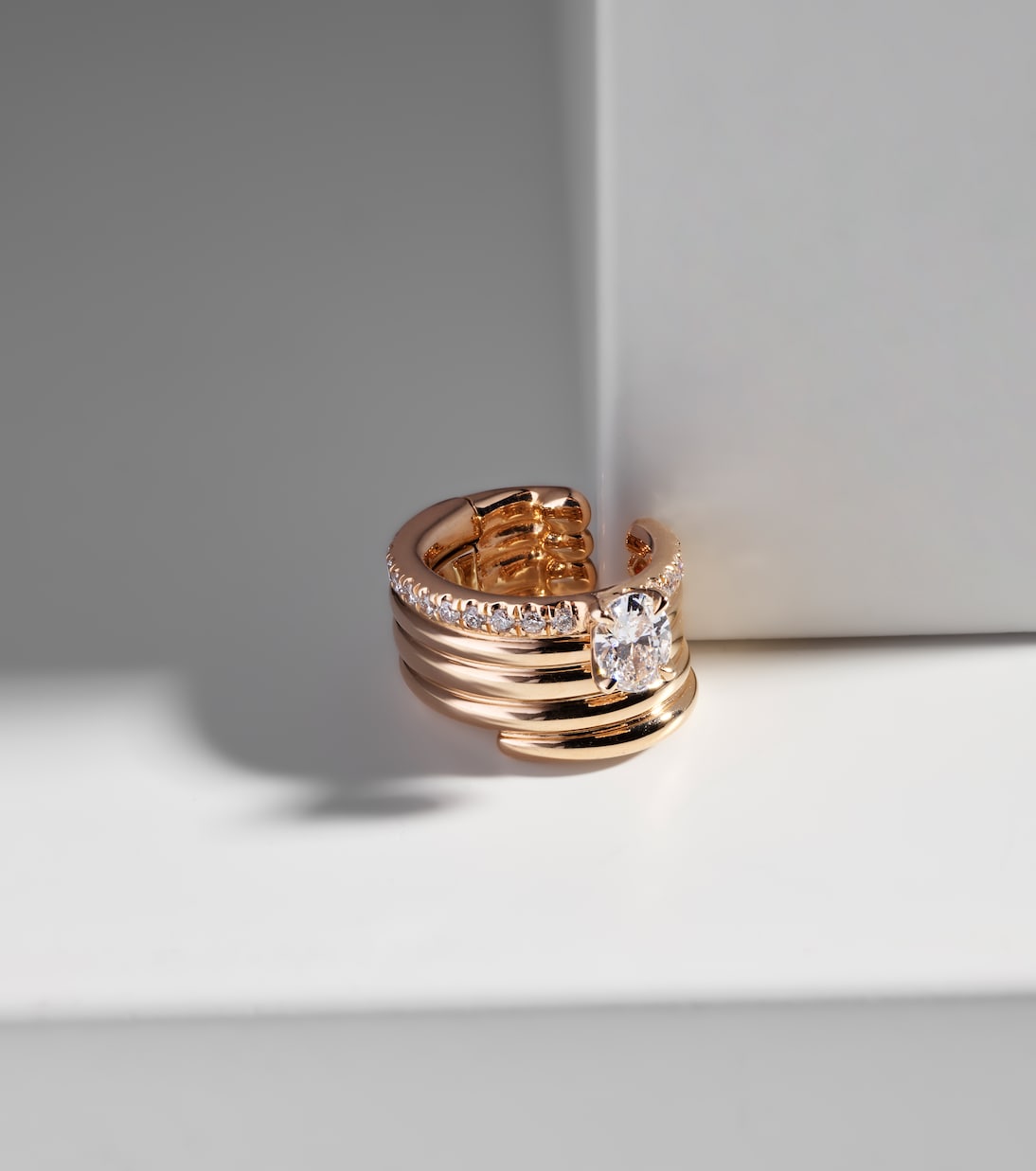 Orecchino avvolgente in oro rosa 18kt con diamanti, design moderno per giovani