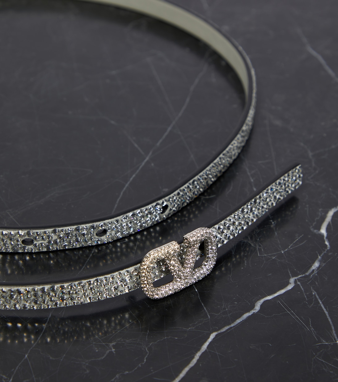 Cintura in pelle firmata VLogo con dettagli decorativi Valentino Garavani, stile giovane e moderno.