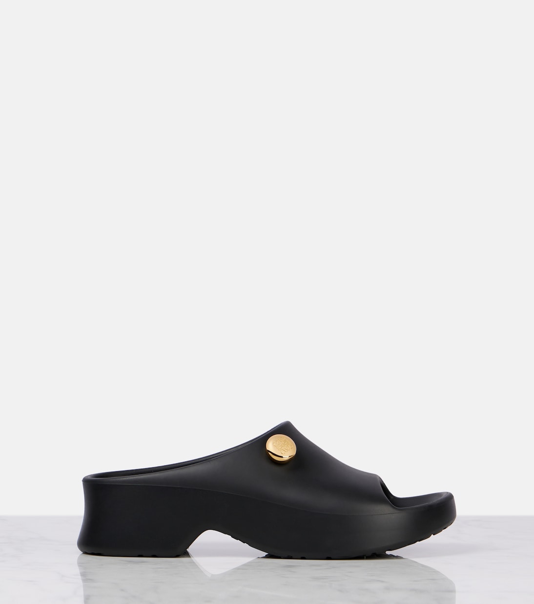 Anagram platform slides | Loewe