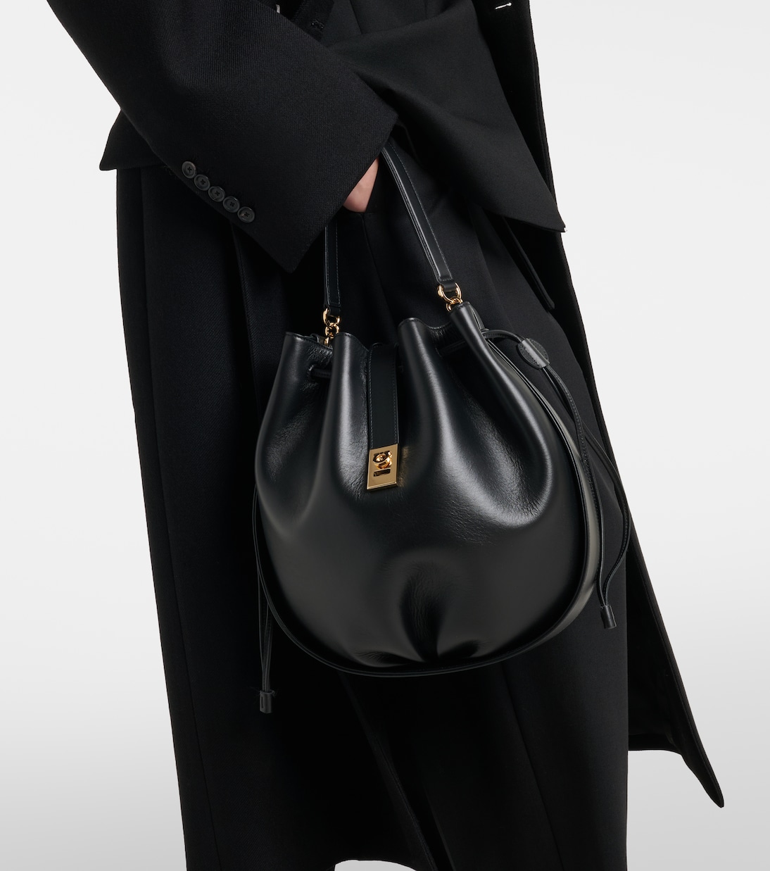 Hug leather bucket bag | Ferragamo