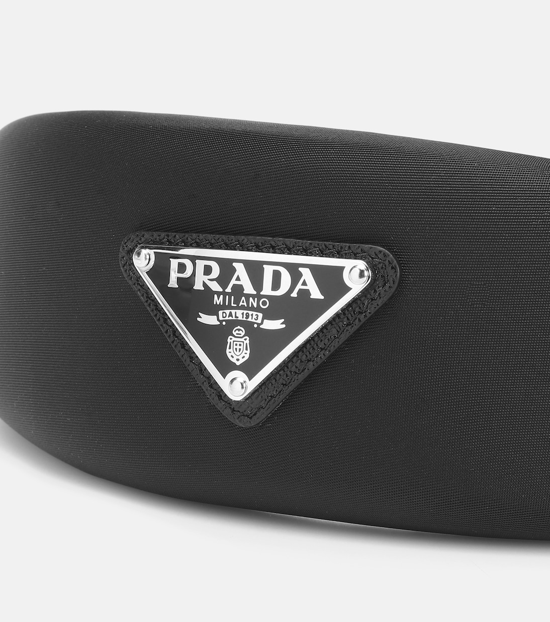 Fascia in raso con logo PRADA per uno stile giovane e trendy