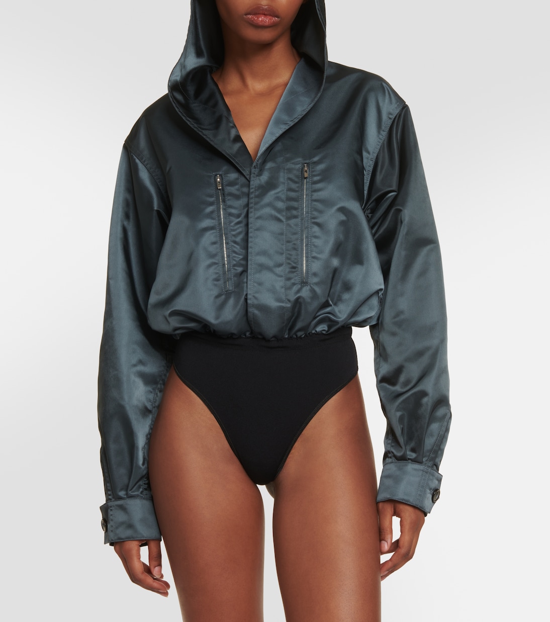 Mono con capucha estilo Alaïa para jóvenes modernos