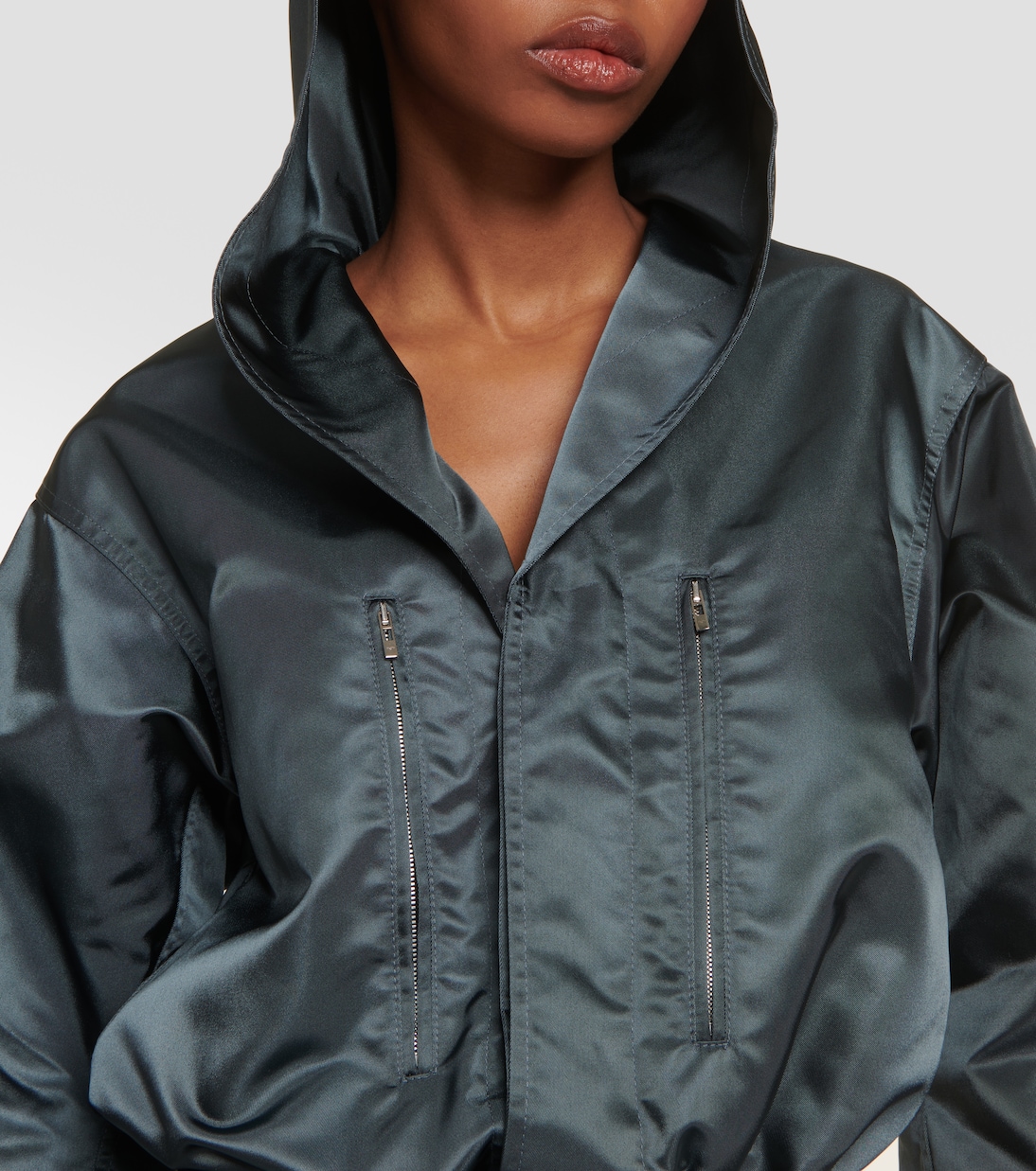 Mono con capucha estilo Alaïa para jóvenes modernos