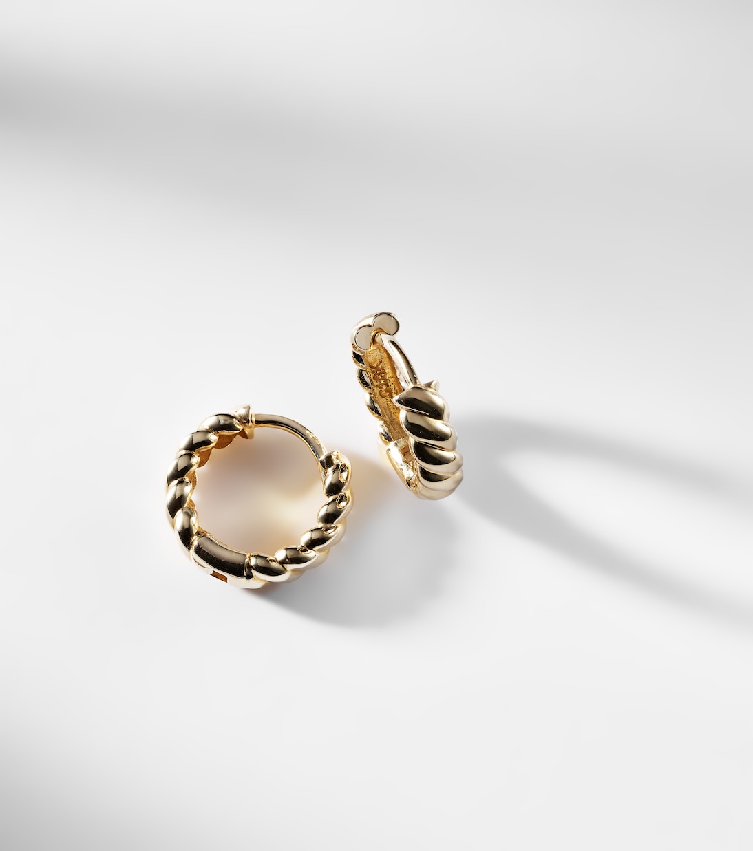 Orecchini a cerchio in oro giallo 10kt Brioche di STONE AND STRAND - Stile giovanile