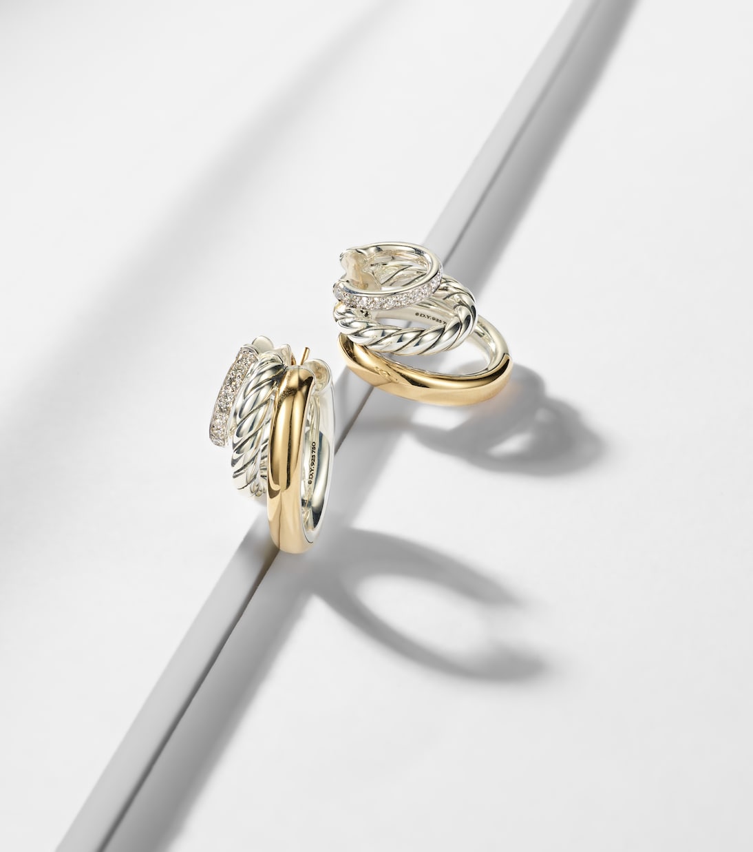 Orecchini a cerchio DY Mercer® in oro 18kt e argento sterling con diamanti | David Yurman
