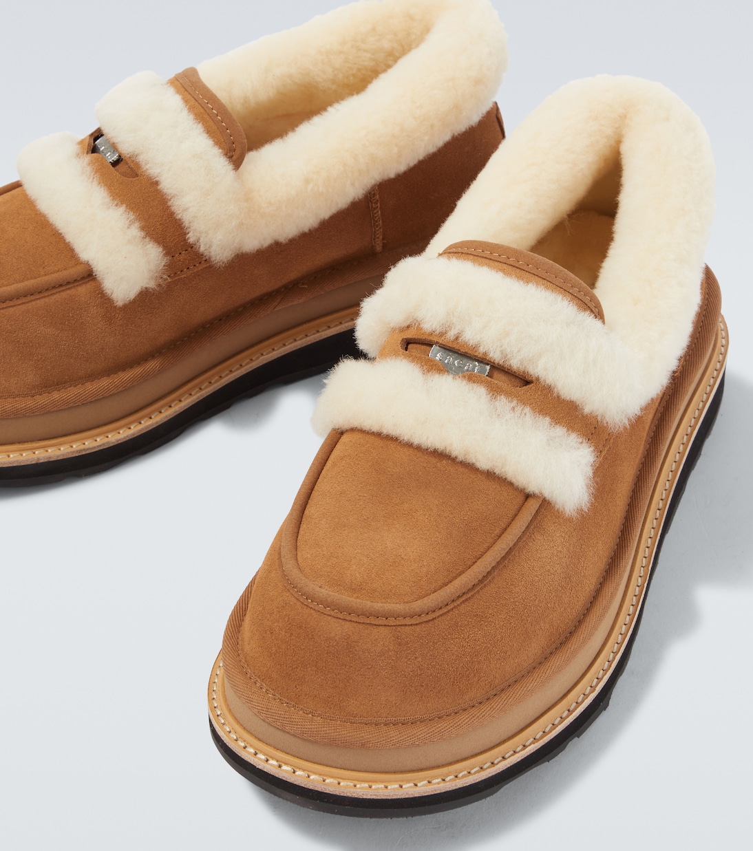 x UGG – Mocassins en daim et shearling | Sacai