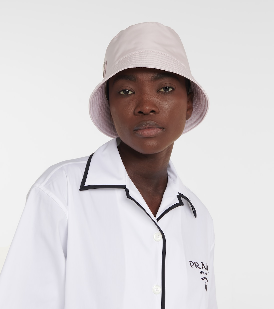 Cappello in nylon PRADA stile bucket per giovani trendsetter