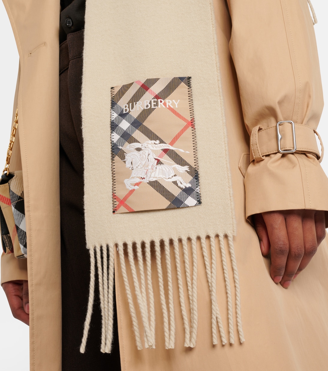 Sciarpa in cashmere BURBERRY, stile giovane e moderno