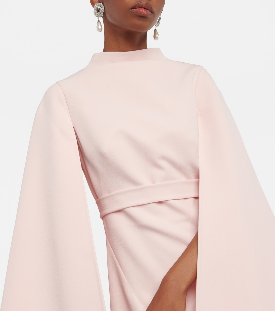 Vestido de fiesta de crepé con capa | Safiyaa