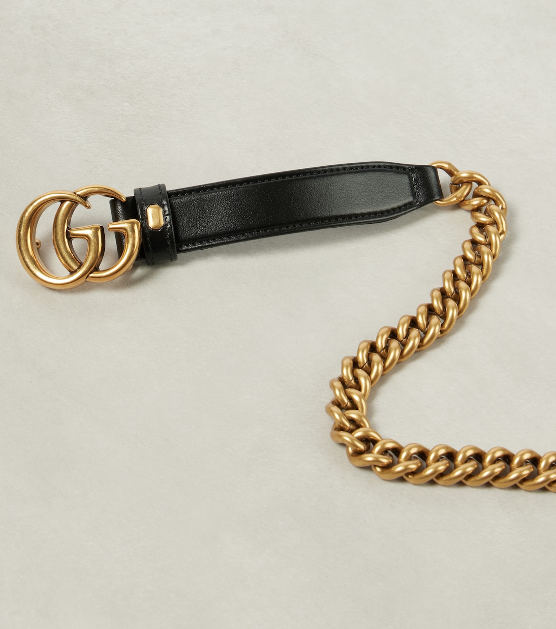 Cintura in pelle con catena GG firmata Gucci, stile giovane e moderno