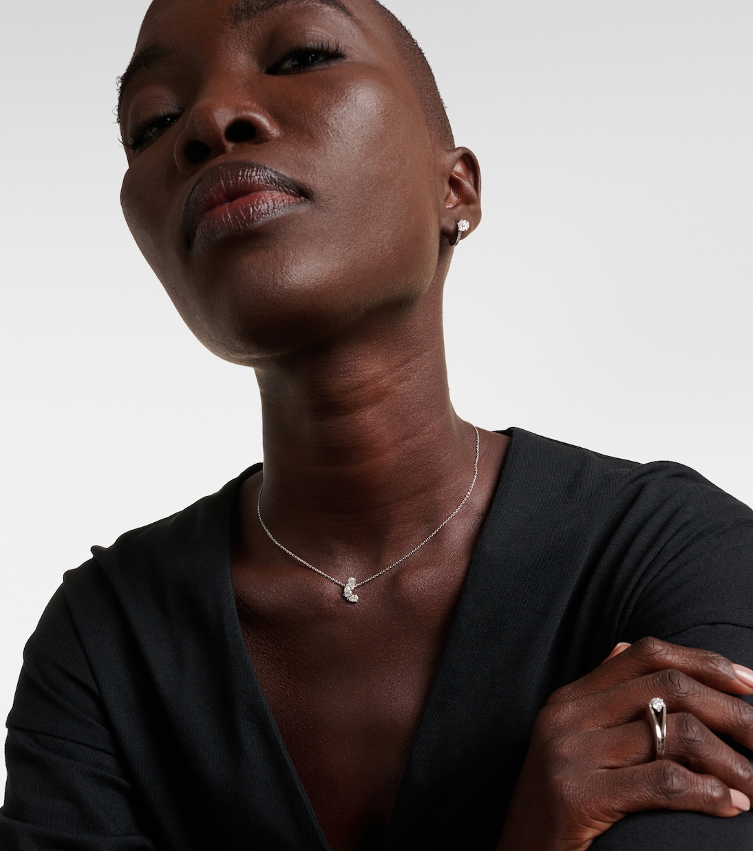 Collana in oro bianco 18kt con pendente Serti e dettagli diamantati, stile giovane e raffinato