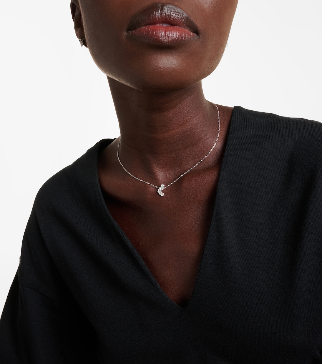 Collana in oro bianco 18kt con pendente Serti e dettagli diamantati, stile giovane e raffinato