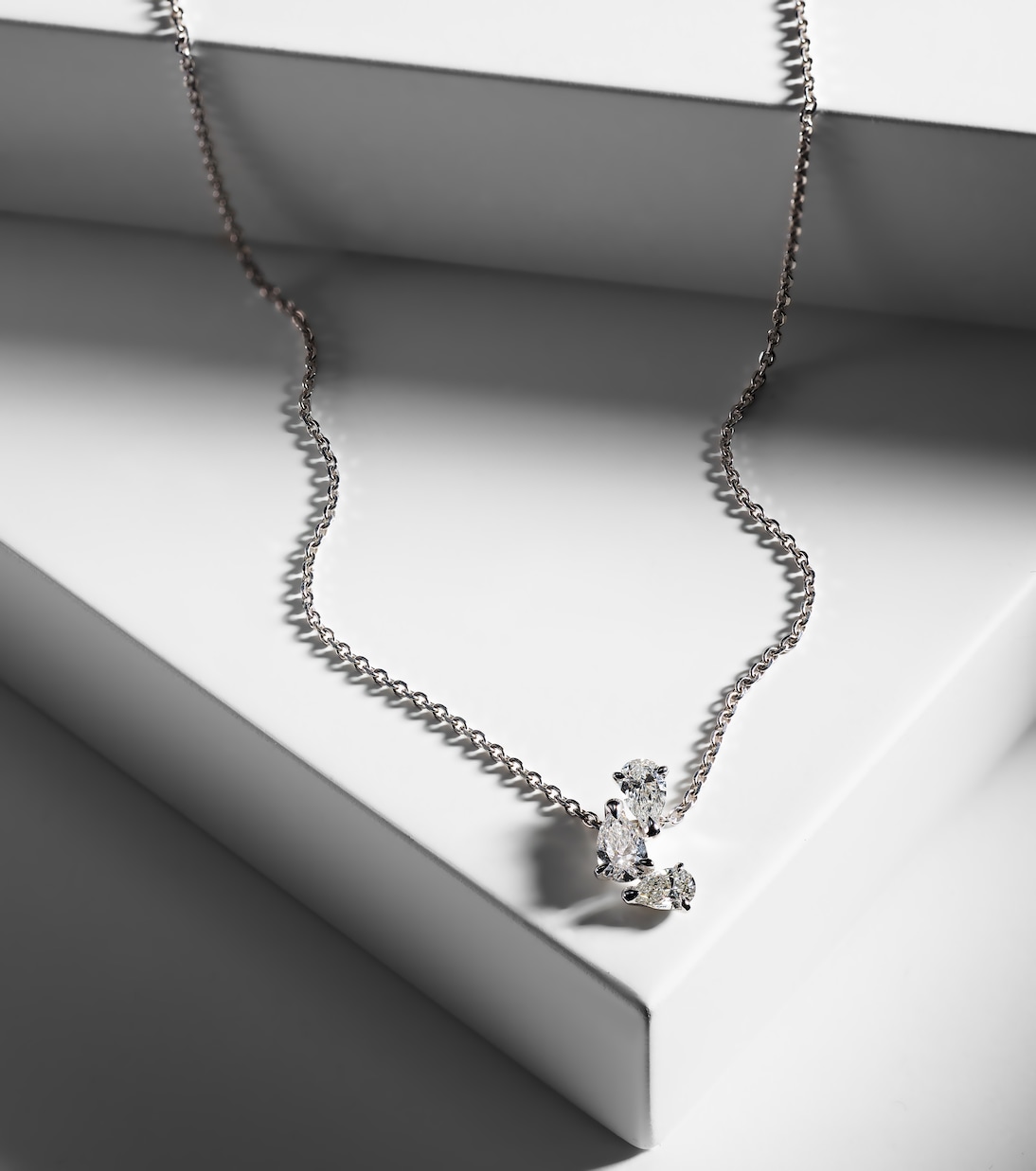 Collana in oro bianco 18kt con pendente Serti e dettagli diamantati, stile giovane e raffinato