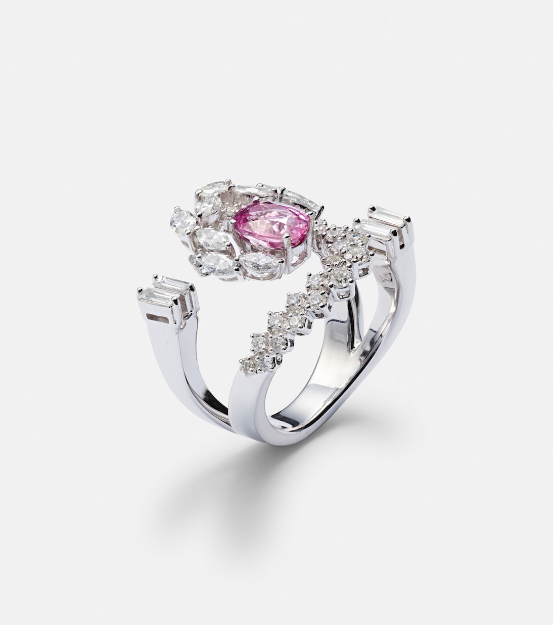 Anello Reign Supreme in oro bianco 18kt con diamanti e zaffiro | Yeprem