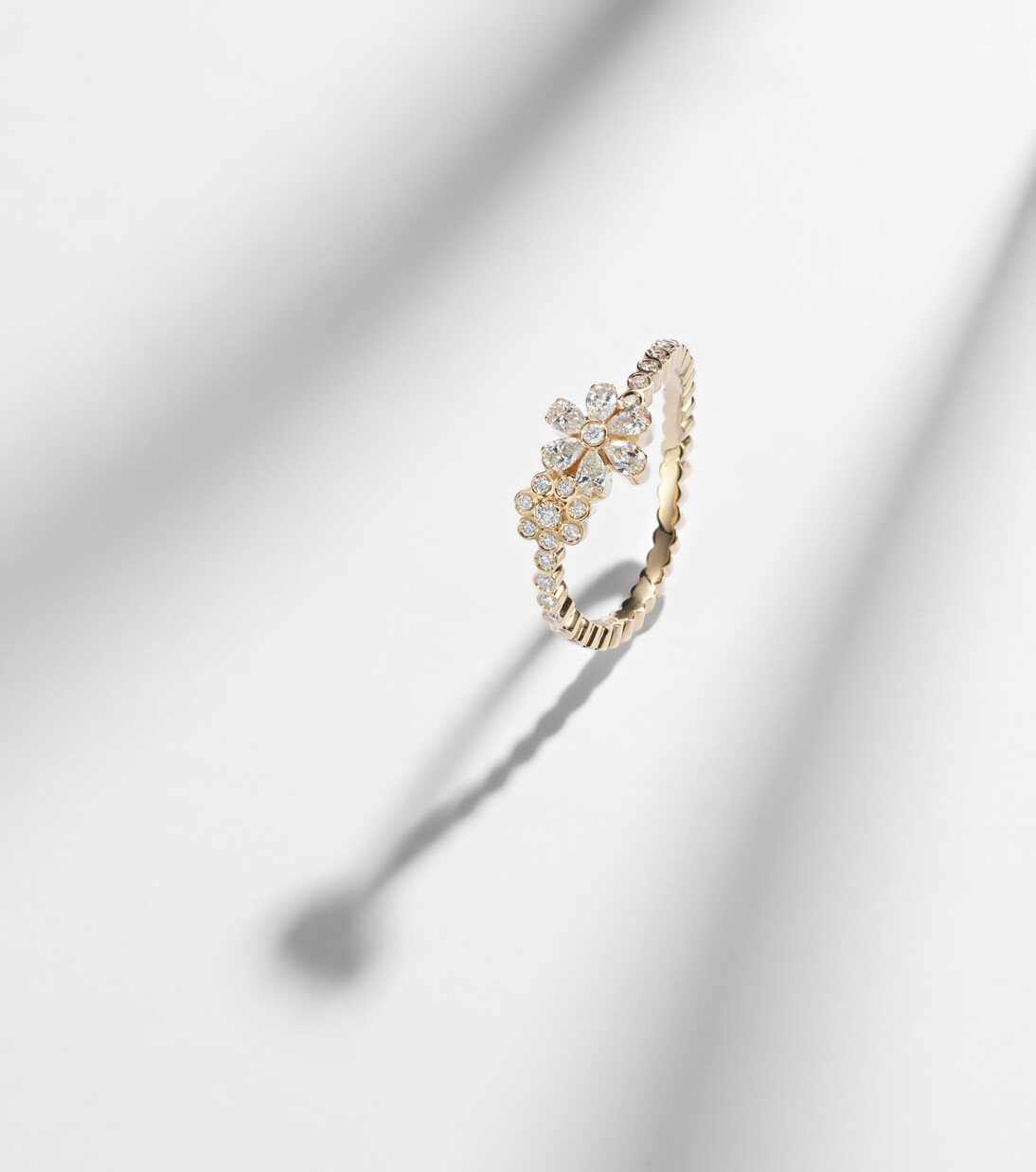 Cosmos Fleur 18kt gold ring with diamonds  | Sophie Bille Brahe