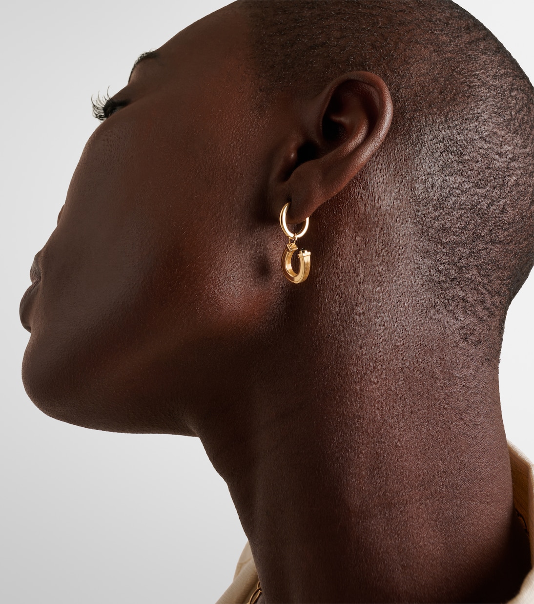 Orecchino singolo in oro 18kt con zaffiro e design a ferro di cavallo - Collezione Baby Charm di Marie Lichtenberg