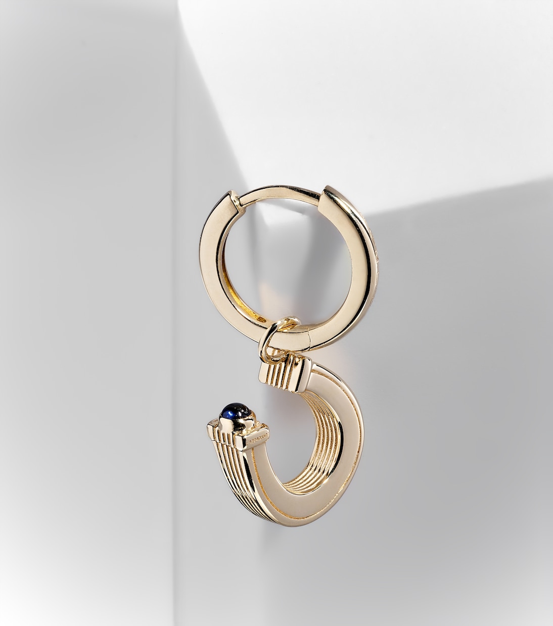 Orecchino singolo in oro 18kt con zaffiro e design a ferro di cavallo - Collezione Baby Charm di Marie Lichtenberg