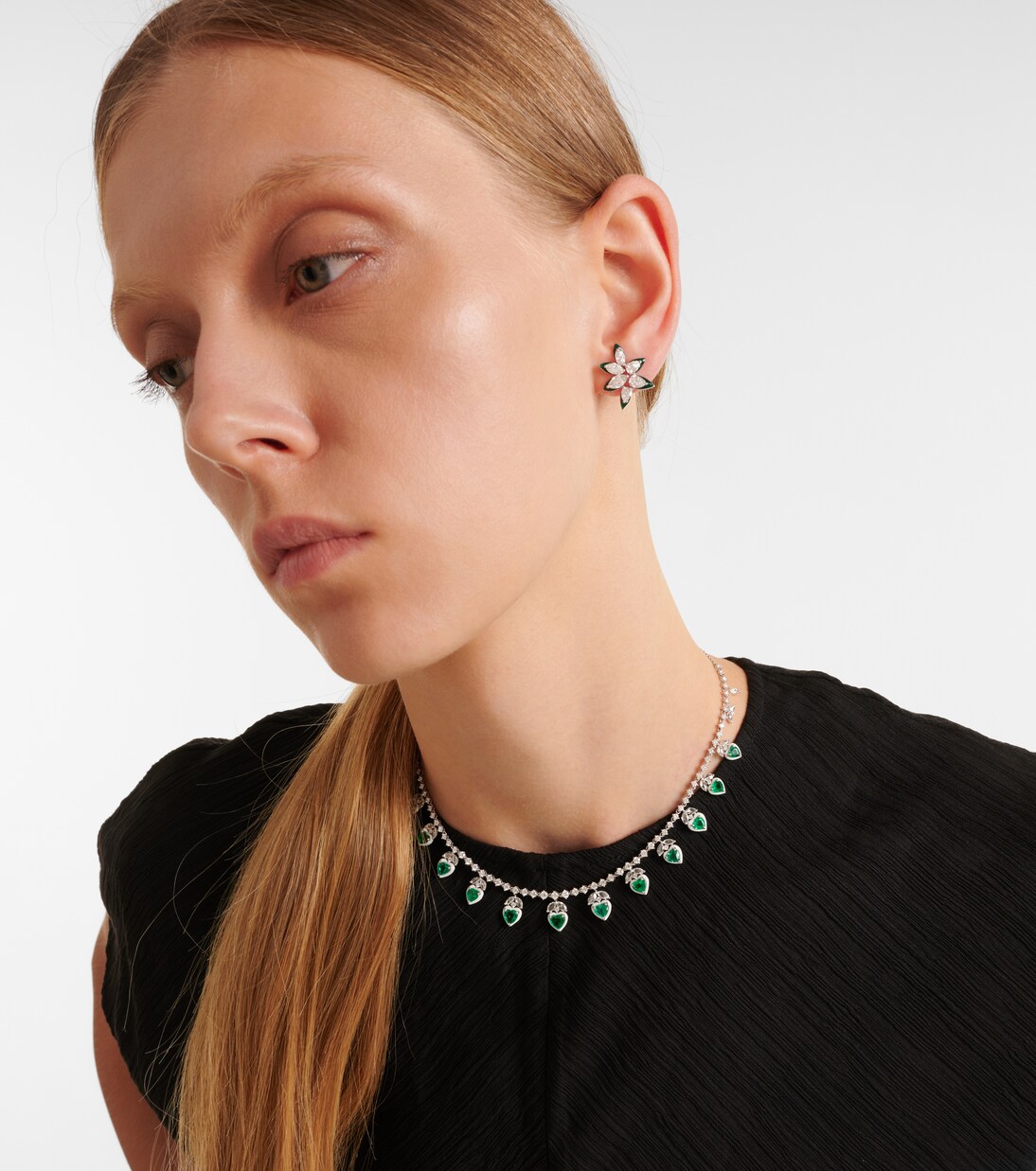 Collana moderna in oro bianco 18kt con smeraldi e diamanti per giovani trendsetter