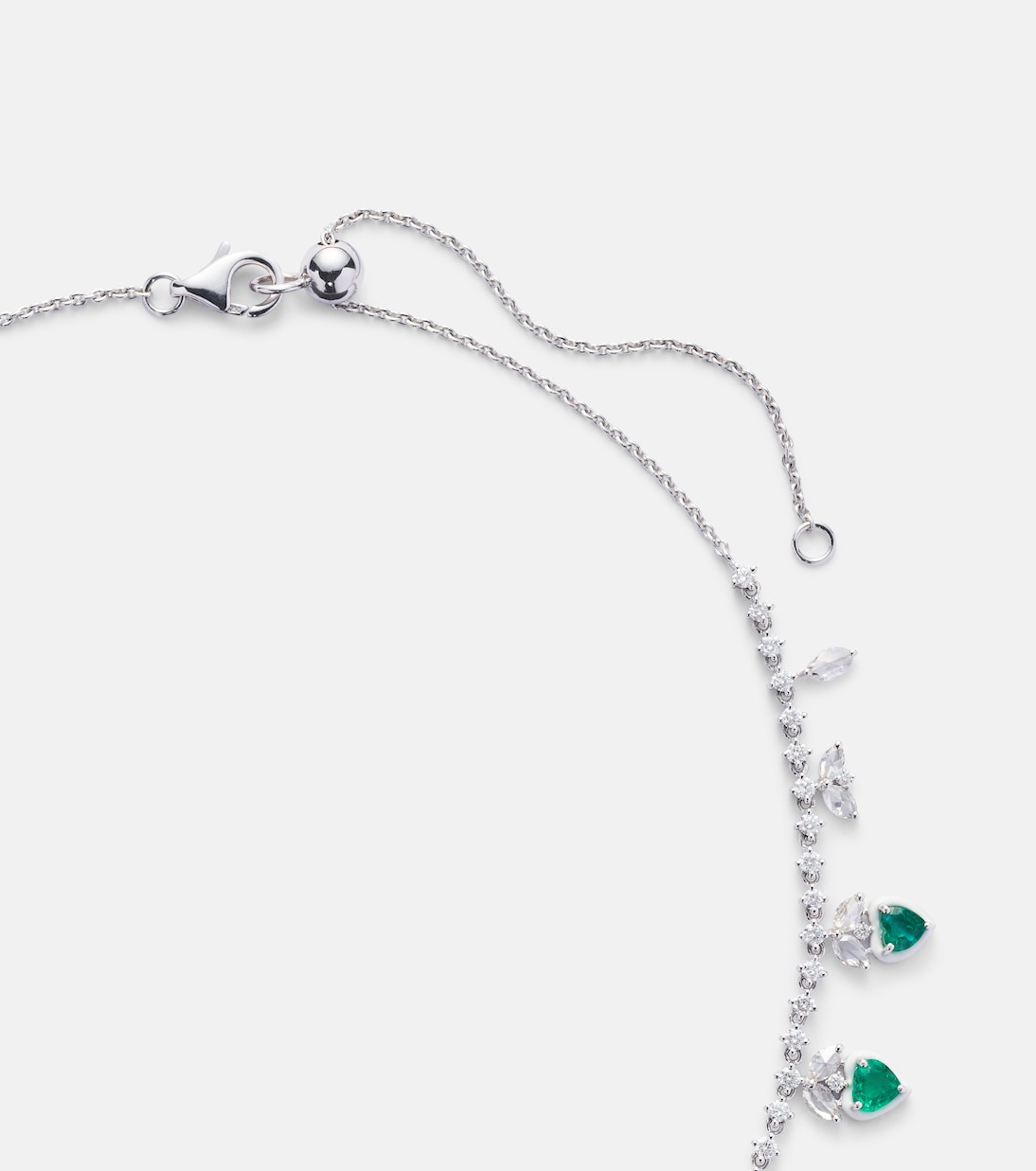 Collana moderna in oro bianco 18kt con smeraldi e diamanti per giovani trendsetter