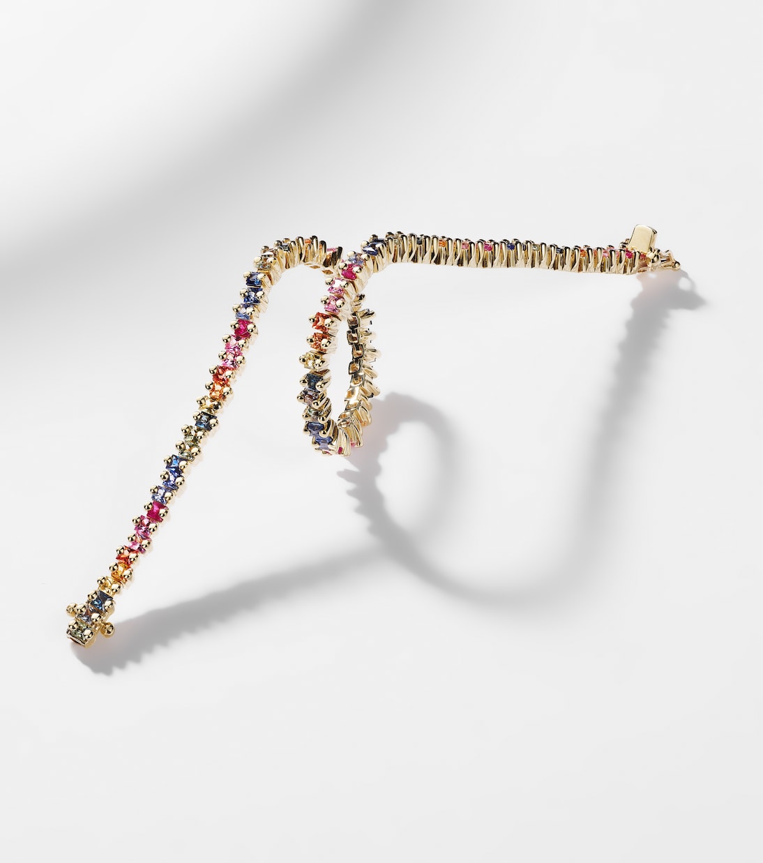 Bracciale tennis in oro 18kt con zaffiri, design moderno per giovani trendsetter