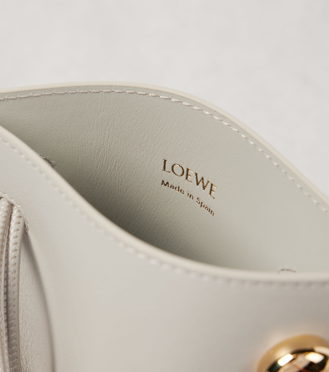 Fodera in pelle LOEWE Pebble Dice per iPhone, stile giovane e unico
