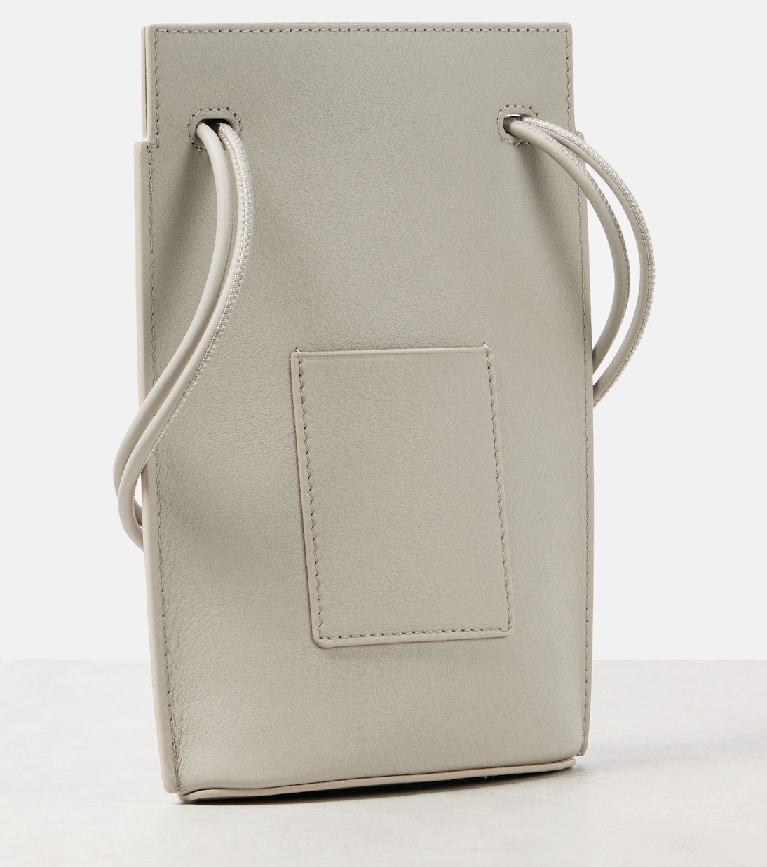 Fodera in pelle LOEWE Pebble Dice per iPhone, stile giovane e unico