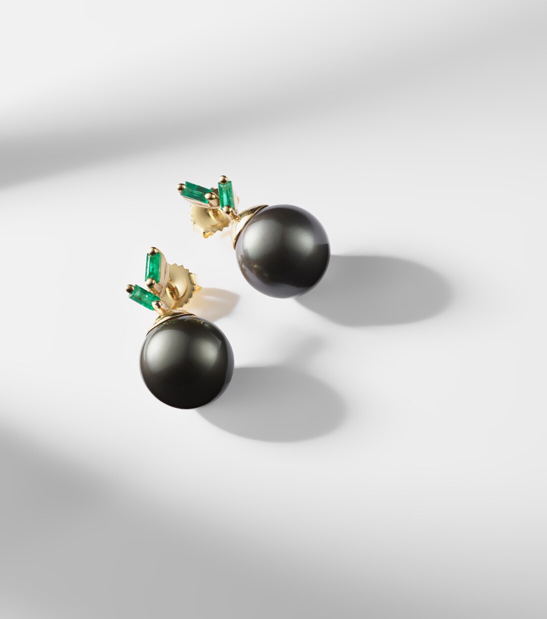 One Of A Kind 18kt gold earrings with emeralds and pearls | Suzanne Kalan