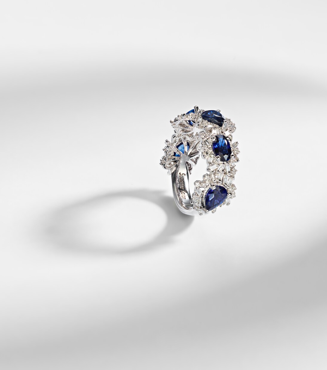 Anello in oro bianco 18kt con zaffiri e diamanti | Suzanne Kalan