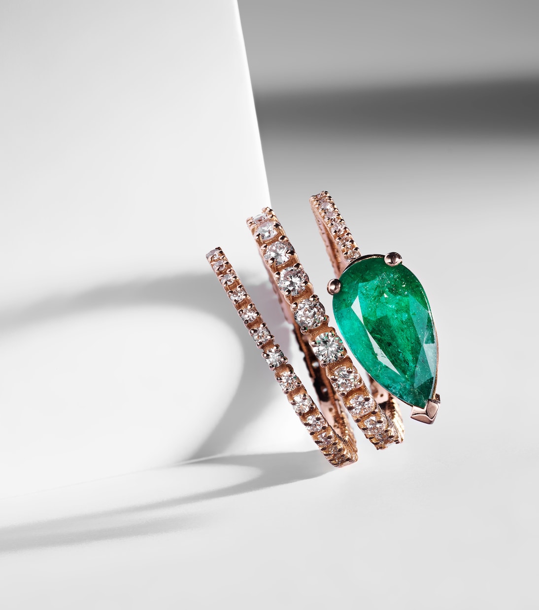 Bague Teardrop Spiral en or 18 ct, diamants blancs et émeraudes | Shay Jewelry
