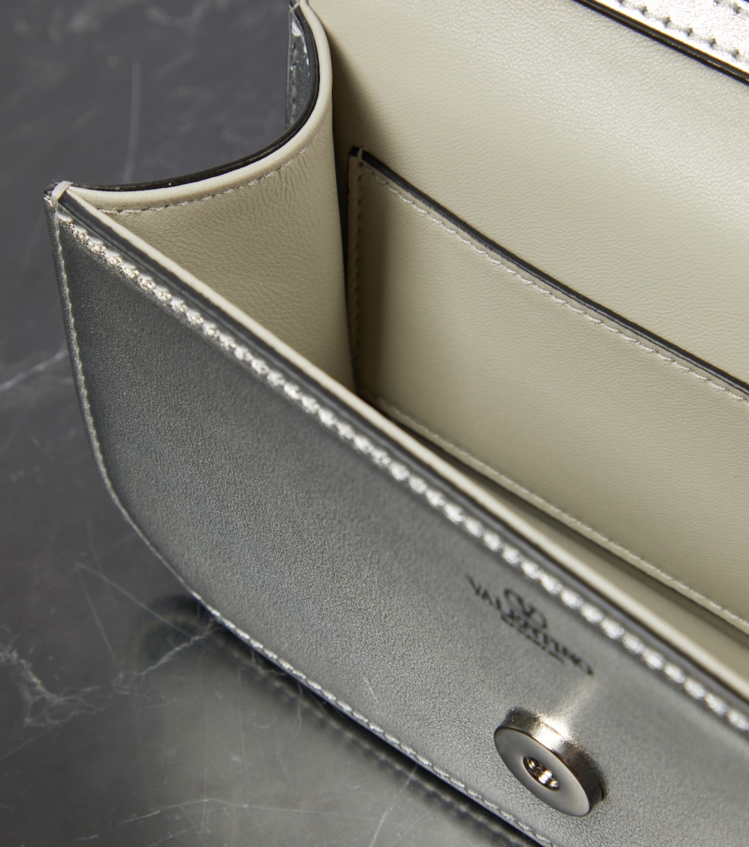 Schultertasche Locò Small aus Metallic-Leder | Valentino Garavani