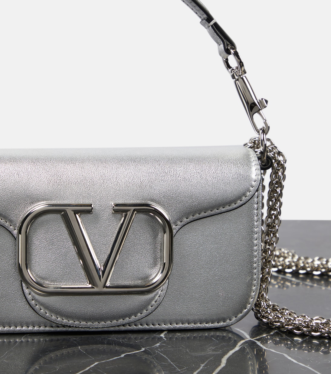 Schultertasche Locò Small aus Metallic-Leder | Valentino Garavani