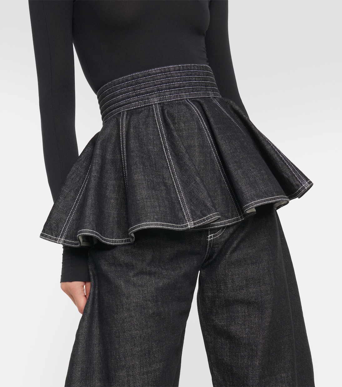 Gonna in denim ALAÏA con cintura e peplum, stile giovanile