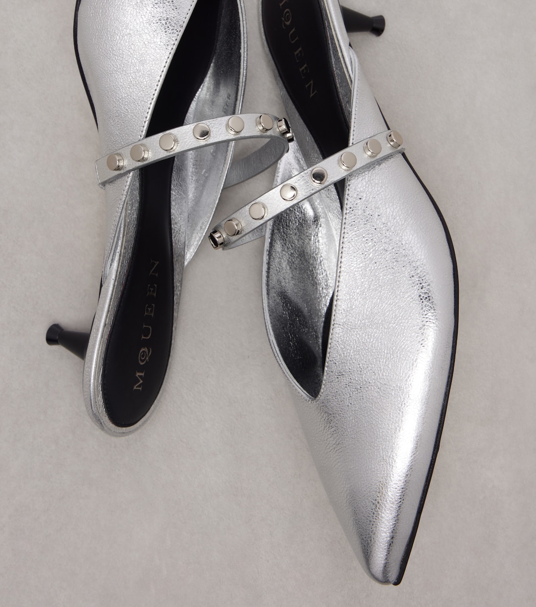 Verzierte Pantoletten aus Metallic-Leder | McQueen