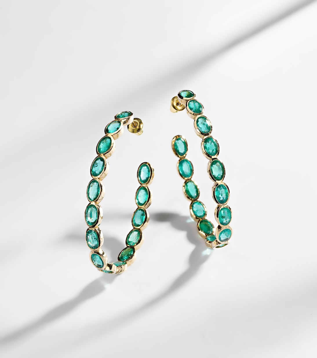 Orecchini Oval Eternity in oro 18kt con smeraldi | Octavia Elizabeth