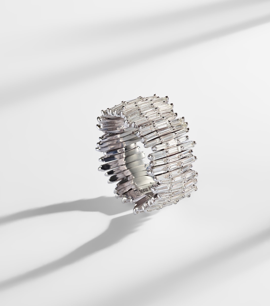 Anello in oro bianco 18kt con diamanti, design moderno per giovani di Suzanne Kalan