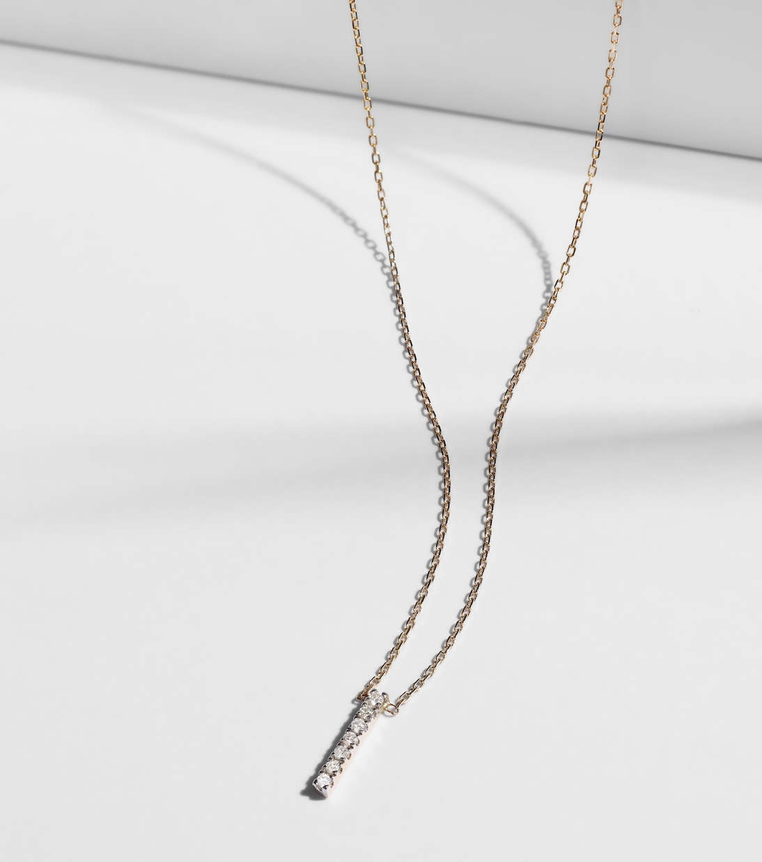 Collana in oro 14kt MATEO con design La Barre e dettagli in diamanti, per uno stile giovane e raffinato.