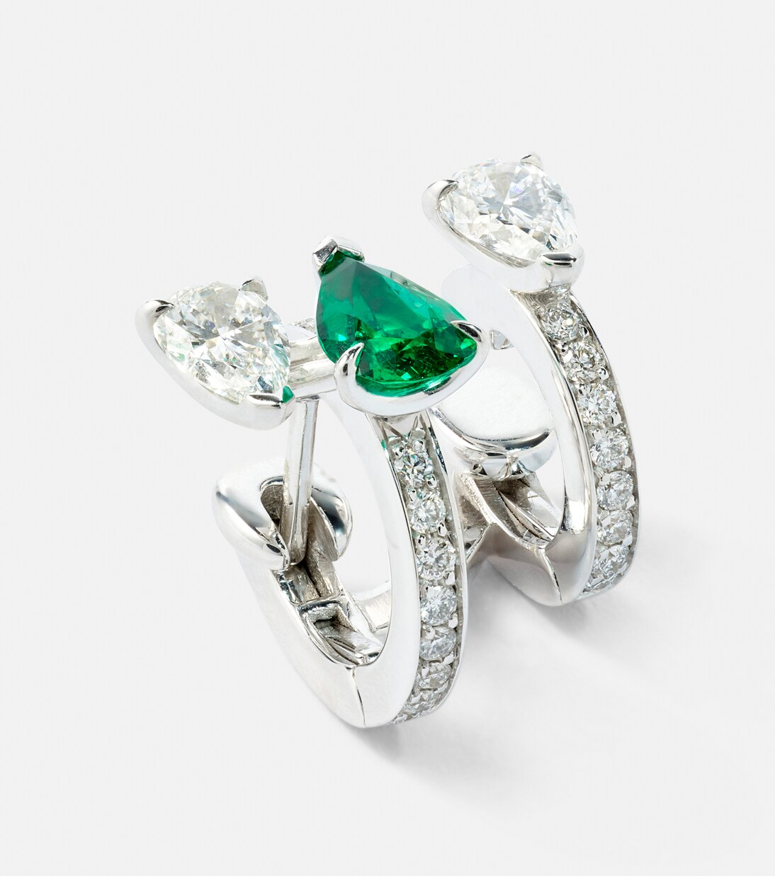 Orecchino unico in oro bianco 18kt REPOSSI, con dettagli in diamanti e smeraldo, design moderno per giovani trendy.