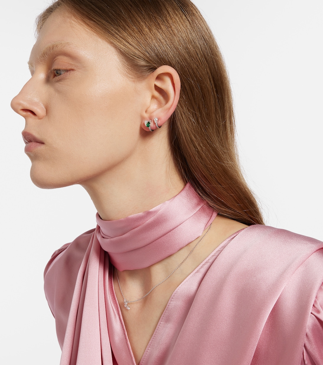 Orecchino unico in oro bianco 18kt REPOSSI, con dettagli in diamanti e smeraldo, design moderno per giovani trendy.
