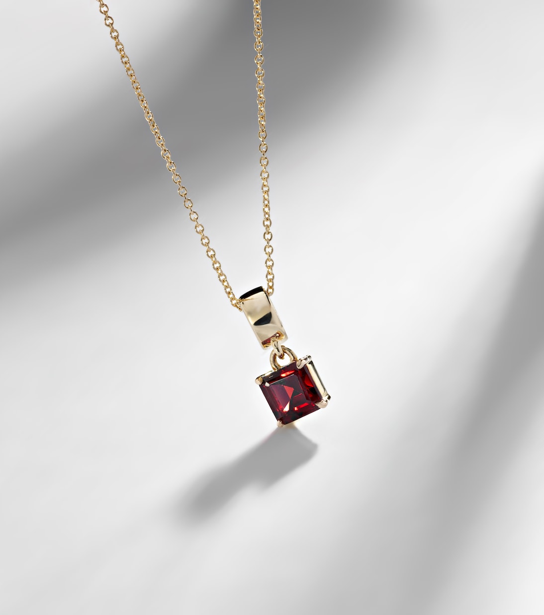 Halskette aus 10kt Gelbgold mit Granat | Stone and Strand