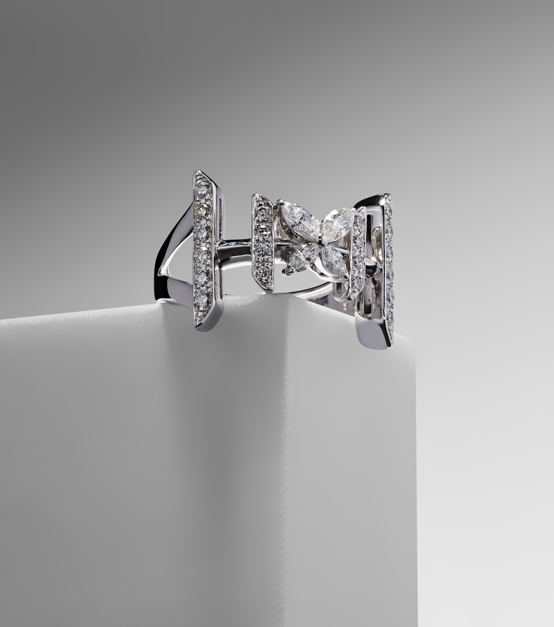Anello Y-Not in oro bianco 18kt con diamanti | Yeprem