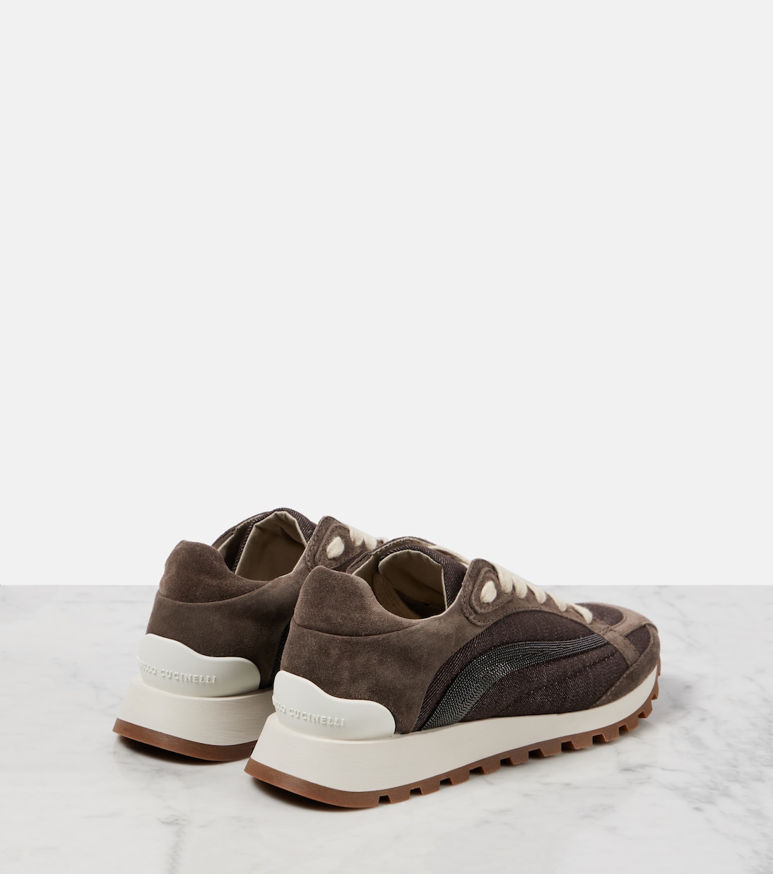 Scarpe da ginnastica in pelle scamosciata firmate Brunello Cucinelli, stile giovane e moderno.