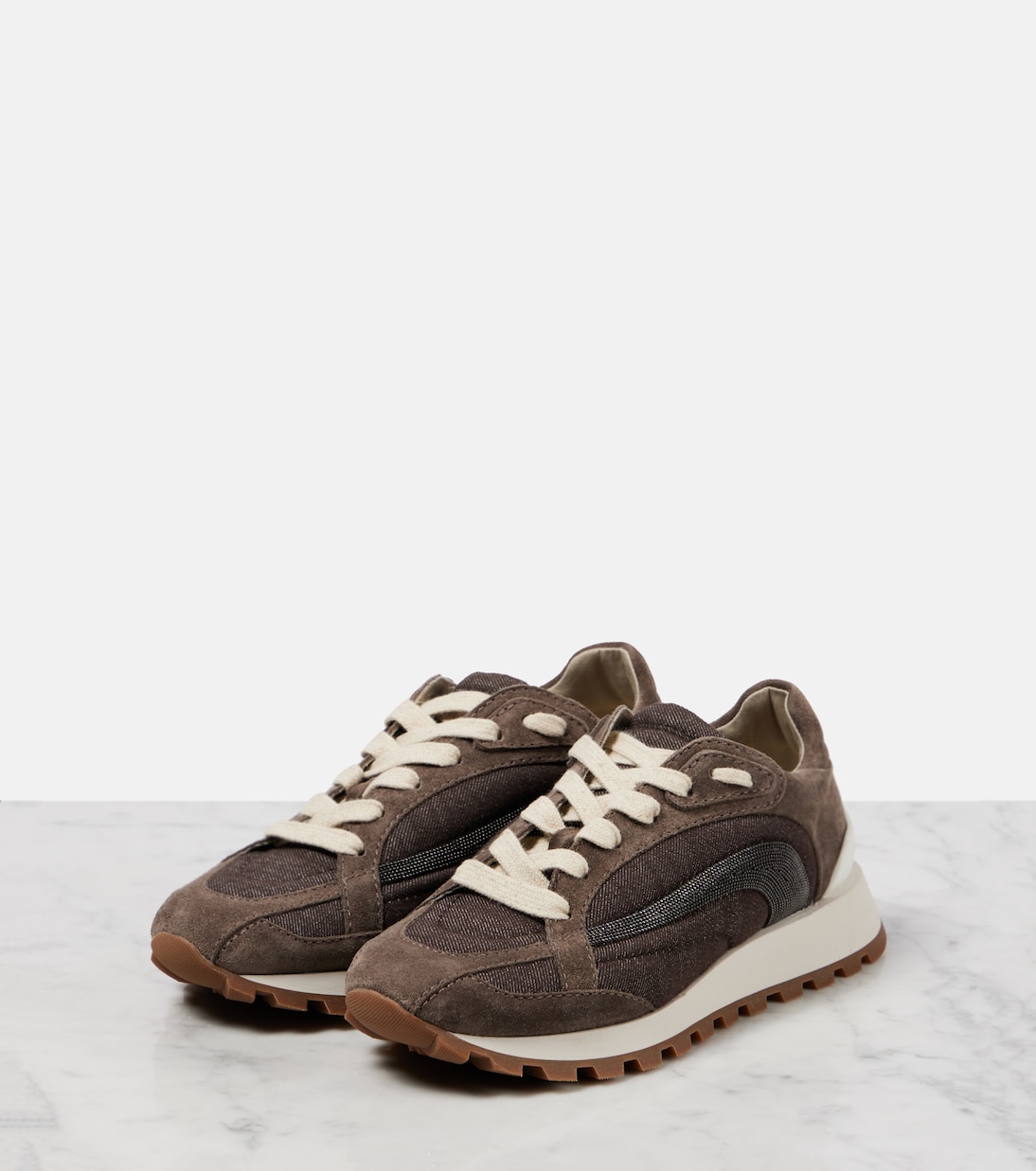Scarpe da ginnastica in pelle scamosciata firmate Brunello Cucinelli, stile giovane e moderno.