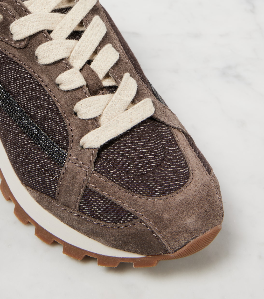 Scarpe da ginnastica in pelle scamosciata firmate Brunello Cucinelli, stile giovane e moderno.